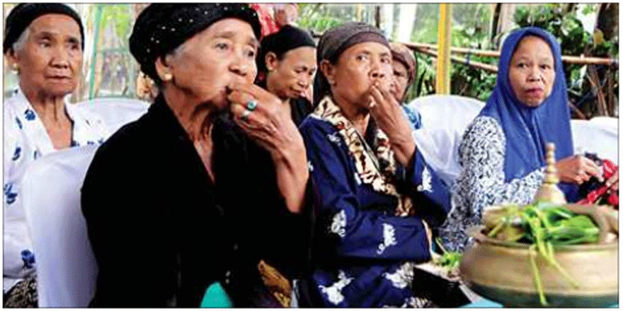 beberapa-perempuan-tua-adu-piawai-mengunyah-sirih-dan-tembakau-di-desa-kenjo-glagah-banyuwangi-kemarin