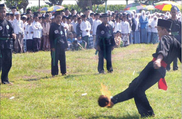 para-pelajar-bermain-sepak-bola-api-di-lapangan-desa-kedungsari-kecamatan-tegaldlimo-sabtu