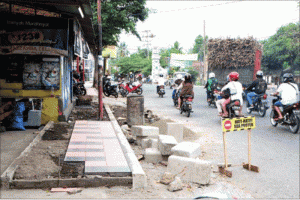 Brak Kalipuro Street Has Sidewalks