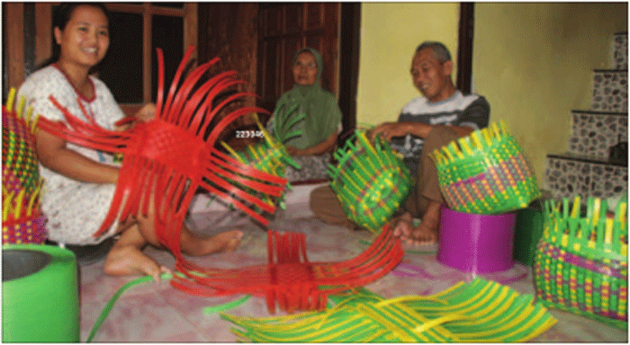 suasana-pembuatan-tas-pita-plastik-di-desa-setail-kecamatan-genteng