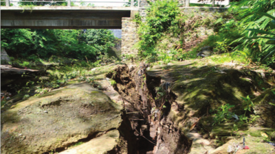 Patahan Batu Padas Kian Melebar, Jembatan Lastono Terancam Ambrol
