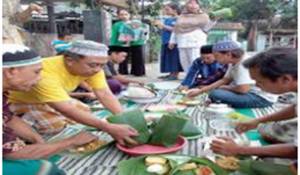 Last Wednesday tradition, Warga Makan Bersama di Pinggir Jalan