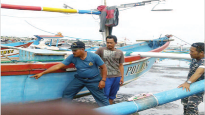Diterjang Ombak, Dua Kapal Nelayan Grajagan Terbalik