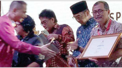 asisten-administrasi-pembangunan-dan-kesejahteraan-rakyat-kesra-agus-siswanto-menerima-piagam-top-10-indeks-pariwisata-indonesia-dari-menpar-arief-yahya-di-jakarta-kemarin
