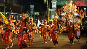 Ribuan Penonton Saksikan Pawai Festival Kuwung