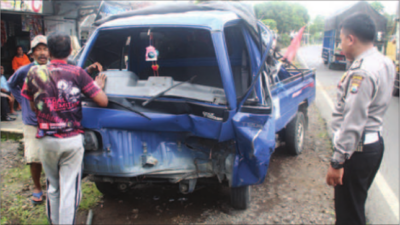 Pickup Hits Concrete, Directly rammed by two motorbikes