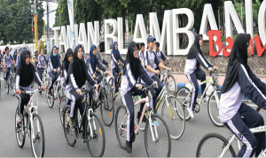 Hundreds of Middle School Students 1 Banyuwangi Bike to School