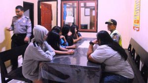 Polsek Kalipuro Amankan 7 Wanita Seksi Tak Ber-KTP di Warung Panjang