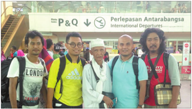 Karyawan-Jawa-Pos-Radar-Banyuwangi-bersama-TKI-dan-mahasiswa-asal-Banyuwangi-di-bandara-internasional-T2,-Kuala-Lumpur.