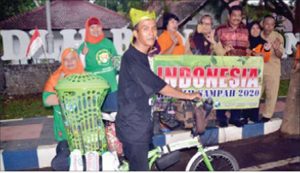 Kegigihan Rahmat Andriyana, Keliling Nusantara Sembari Pungut Sampah