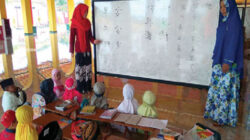 Melin-(kiri)-mengajar-bahasa-Mandarin-kepada-santri-usia-TK,-SD,-dan-SMP,-di-Masjid-Muhammad-Cheng-Hoo,-Kelurahan-Sumberrejo,-Banyuwangi.