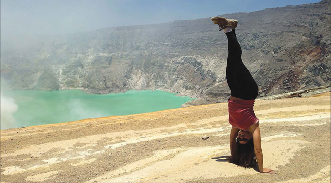 Pengunjung-asal-Inggris,-Hannah-Gelbard,-26,-memeragakan-posisi-yoga-di-puncak-kawah-Gunung-Ijen-Banyuwangi-akhir-pekan-lalu.