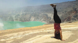 Pengunjung-asal-Inggris,-Hannah-Gelbard,-26,-memeragakan-posisi-yoga-di-puncak-kawah-Gunung-Ijen-Banyuwangi-akhir-pekan-lalu.