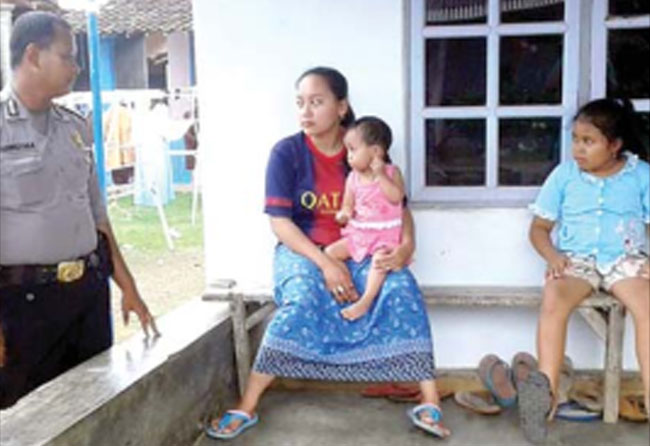 Polisi-berada-di-rumah-pasangan-Aripan-dan-Siti-Komariyah,-orang-tua-Agung-Prasetyo
