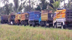 Sejumlah-truk-antre-menuju-lokasi-tambang-pasir-yang-diduga-illegal-di-Desa-Parangharjo