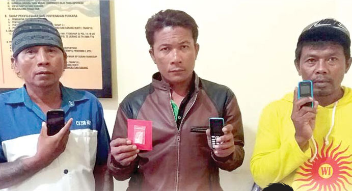 Tiga-tersangka-narkoba-asal-Muncardan-Pancer-diamankan-di-Polres-Banyuwangi,-kemarin.