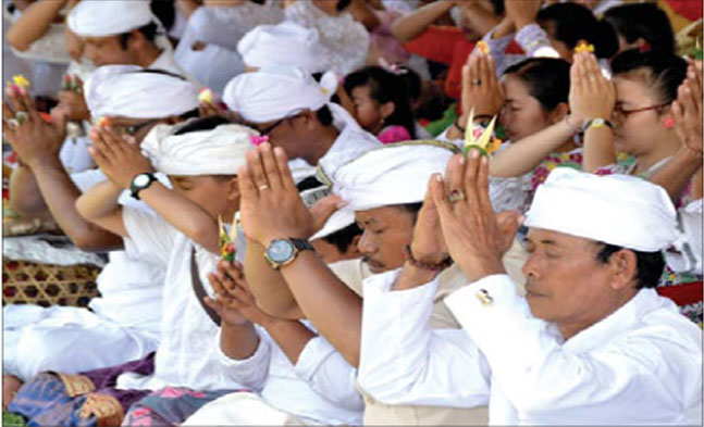Umat-hindu-melaksanakan-upacara-Melasti-di-Pantai-Blibis,-Desa-Patoman,-Kecamatan-Blimbingsari,-Banyuwangi