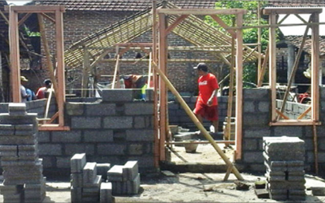 Warga-membantu-membangun-rumah-Tasripan