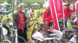 Beberapa-anggota-sepeda-onthel-Purwoharjo-yang-sudah-berumur-tua-dalam-suatu-acara-di-RTH-Karetan,-Kecamatan-Purwoharjo.