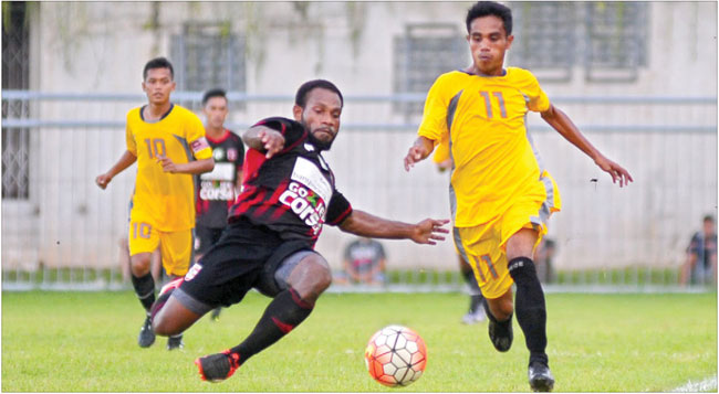 Bek-Pemain-Persewangi-FC,-Yacobus-Michael-Yawipa-(kiri)-berebut-bola-dengan-pemain-Persigo-Semeru-FC,-Indra,-di-Stadion-Diponegoro,-9-April-lalu.