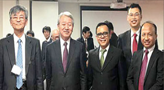 Bupati-Anas-bersama-dengan-Presiden-GRIPS-Akihiko-Tanaka-(nomor-dua-dari-kiri)-dan-Sekjen-Kemendes-Anwar-Sanusi-(kanan).