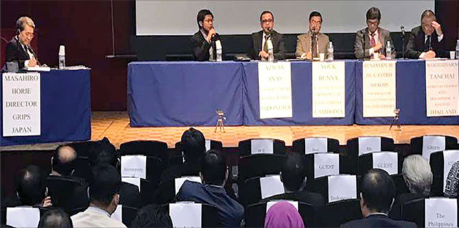 Bupati-Anas-(tiga-dari-kiri)-saat-memaparkan-program-Smart-Kampung-dalam-Forum-Tingkat-Tinggi-Leadership-Enhancement-and-Administrative-Development-for-Innovative-Governance-in-Asia-di-Tokyo