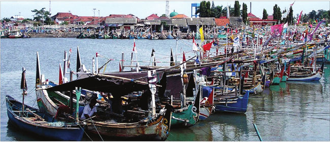 Deretan-perahu-nelayan-parkir-di-dermaga-Pelabuhan-Muncar,-Banyuwangi,-kemarin.