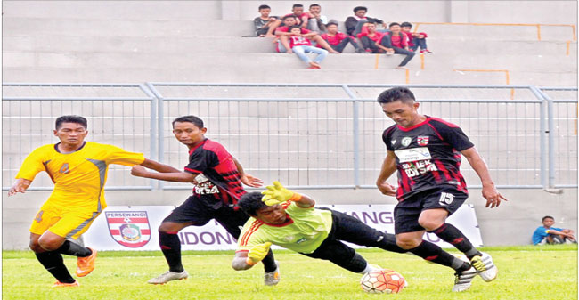 Gelandang-Persewangi-FC,-Cacomba-(kanan)-berusaha-melewati-kiper-Persigo-Semeru-FC,-Pujiantoro