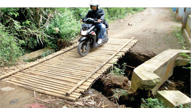 Jembatan-di-Dusun-Pekiringan,-Desa-Sumbersari,-Kecamatan-Srono-yang-rusak-tiga-bulan-lalu-belum-diperbaiki,-kemarin