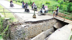 Jembatan-di-Dusun-Pertapa,-Desa-Sragi-ambrol-akibat-plensengan-rusak,-kemarin