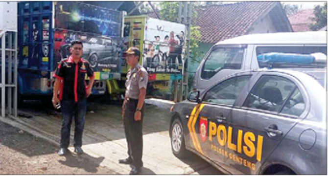 Kapolsek-bersama-anggota-memeriksa-lokasi-hilangnya-truk-colt-diesel-di-Dusun-Pandan,-Desa-Kembiritan,-kemarin.