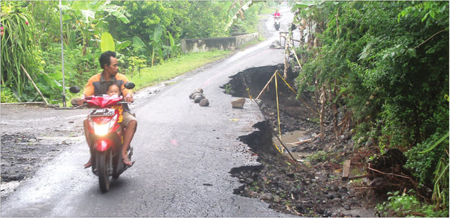 Kerusakan-jalan-di-Desa-Sambirejo,-Kecamatan-Bangorejo-akibat-banjir-pada-12-Februari-2017-itu-semakin-parah.