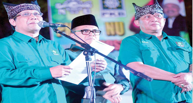 Ketua-DPW-PKB-Jatim-A.-Halim-Iskandar-(kiri)-berpidato-di-hadapan-kader-PKB-di-Gesibu-Blambangan