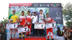 Kohei-Toshii-(kedua-dari-kanan)-juara-kategori-elite-men-di-Banyuwangi-International-BMX