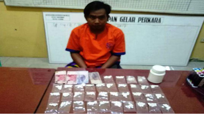 Mohammad-Guntur-ditangkap-aparat-Polsek-Cluring-karena-menjual-pil-Trek