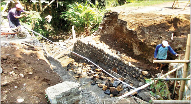 Pekerja-mulai-memperbaiki-jembatan-yang-ambrol-di-Desa-Sragi,-Kecamatan-Songgon,-kemarin