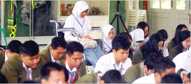 Sebelum-ujian-dimulai,-siswa-SMA-Negeri-1-Giri-menggelar-doa-bersama-dan-membaca-Asmaul-Husna-di-aula-sekolah-setempat,-kemarin.