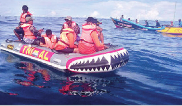 Tim-gabungan-menggunakan-perahu-karet-milik-TNI-AL-menyisir-di-sekitar-Pulau-Mustaka-untuk-mencari-korban,-kemarin