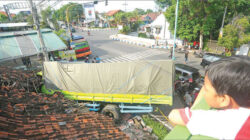 Truk-muatan-beras-12-ton-menabrak-rumah-warga-di-sebelah-selatan-traffic-light-Cungklng,-Kelurahan-Mojopanggung-siang-kemarin.