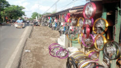 Berbagai-aksesori-dan-perlengkapan-kendaraan-tersedia-lengkap-di-pasar-loak-Dusun-Cangaan,-Desa-Genteng-Wetan,-kemarin
