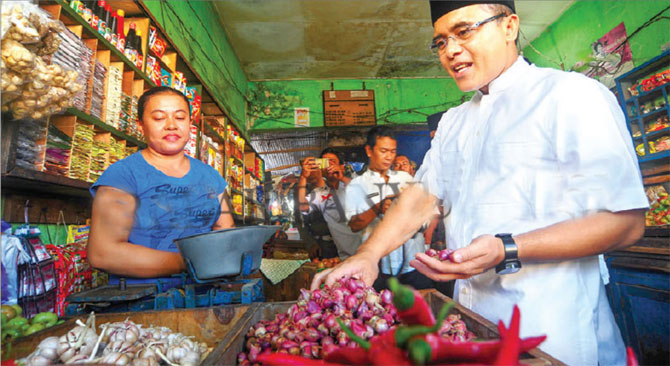 Bupati-Anas-berdialog-dengan-pedagang-untuk-mengetahui-perkembangan-harga-bawang-putih-dan-bawang-merah-di-Pasar-Banyuwangi-kemarin.