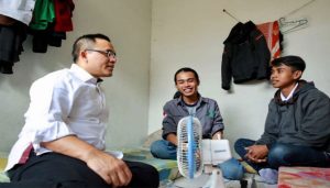 Penerima Beasiswa Banyuwangi Cerdas Kaget Dikunjungi Bupati Anas di Tempat Kos