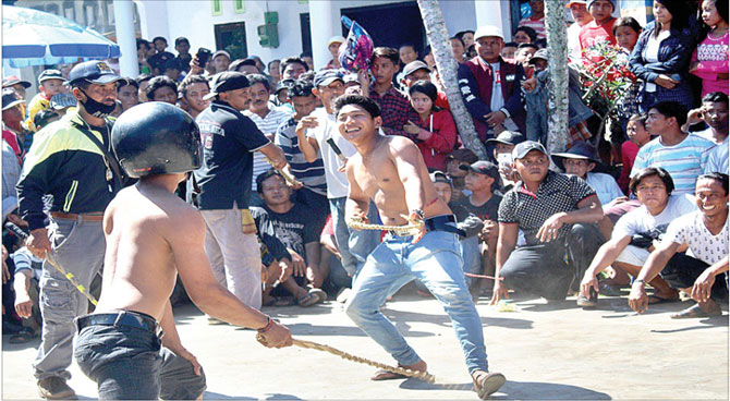 Dua-warga-saling-adu-keahlian-dan-kekuatan-di-pagelaran-tiban-di-Dusun-Cemetuk,-Desa-Kecamatan-Cluring,-kemarin