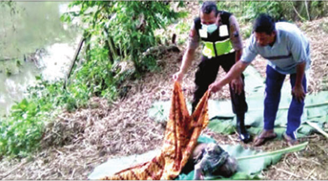 Jasad-Mr.-X-diperiksa-polisi-dan-tim-medis-setelah-dievakuasi-dari-sungai-Stail,-Dusun-Perangan,-Desa-Kradenan,-Kecamatan-Purwoharjo,-kemarin.