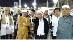 KH.-Abdul-Latif-Harun-bersama-jamaah-umrah-Panji-Mas-Wisata-berjalan-disekitar-masjid-Nabawi.