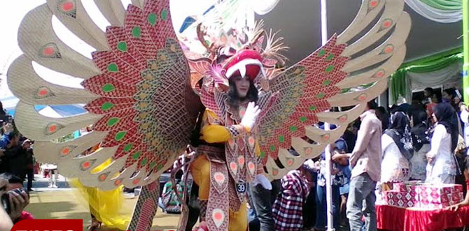 Karnaval-Kostum-Anyaman-Bambu