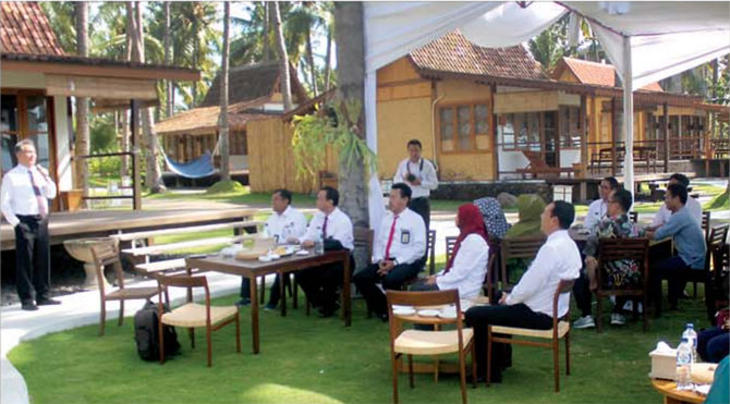 Kepala-Kanwil-DJP-Jatim-III-Rudy-Gunawan-Bastari-bertemu-dengan-puluhan-perwakilan-wajib-pajak-di-Villa-Solong-kemarin.