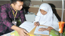 Nazwa-Aprilinda-siswi-SD-Muhammadiyah-1-Banyuwangi-mengikuti-Ujian-Sekolah-(US)-di-ruang-opname-RSI-Fatimah