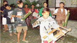 Para-remaja-usia-SD-hingga-SMA-menggelar-patrol-sahur-dengan-keliling-kampung-di-Dusun-Krajan,-Desa-Kebaman,-Kecamatan-Srono,-dini-hari-kemarin