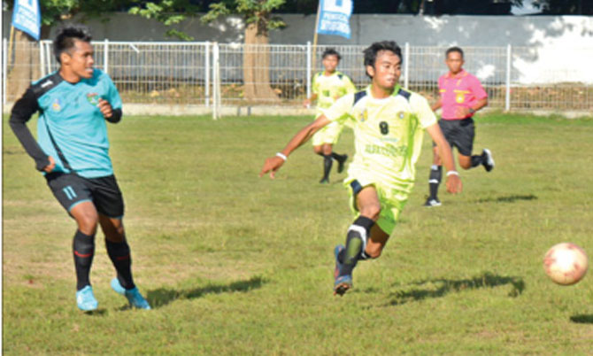 Pemain-Banyuwangi-Putra-(kanan)-melewati-hadangan-pemain-PSSS-Situbondo-dalam-uji-coba-di-Stadion-GMS-Situbondo,-akhir-April-lalu.